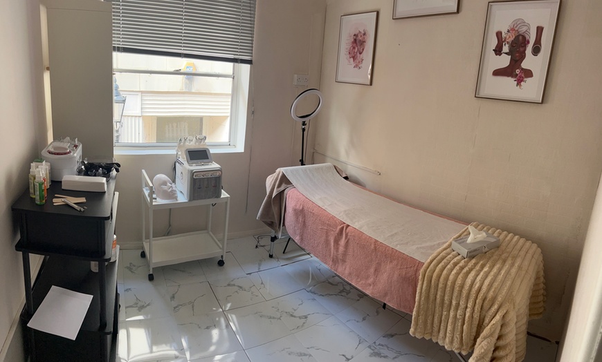 Image 3: Transform w/ a Full Set of Classic, Hybrid,/Volume Eyelash Extensions