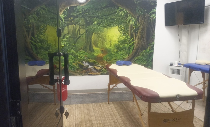 Image 2: Masaje de 1h o masaje en pareja de 1h en cabina doble privada