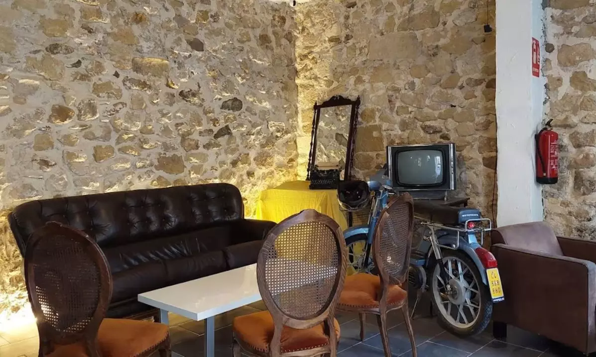 Menú para 2 o 4 en casco antiguo de Alicante con postre y vino