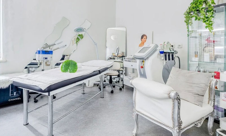 Image 4: 60 Min. Gesichtsbehandlung: Klassisch, Aqua Facial oder Dermabrasion