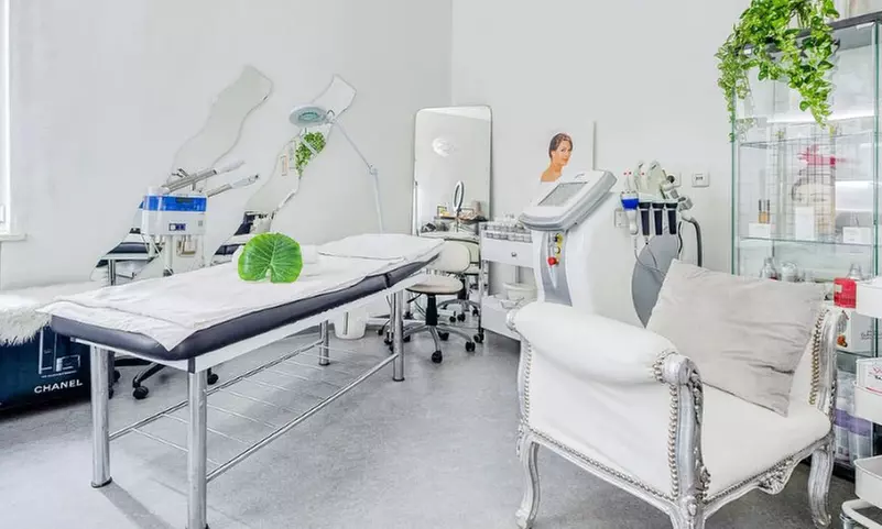 60 Min. Gesichtsbehandlung: Klassisch, Aqua Facial oder Dermabrasion