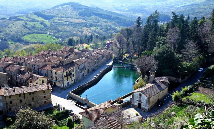 Image 1: Toscana: Soggiorno con Colazione o Cena, Idromassaggio e e-bike