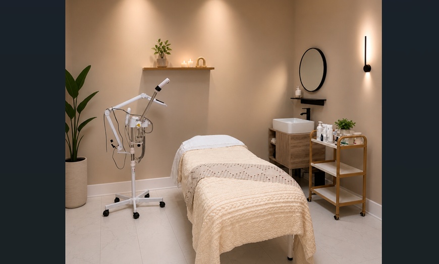 Image 2: Relaxing 60- or 90-Min Swedish Massage with Hot Stones