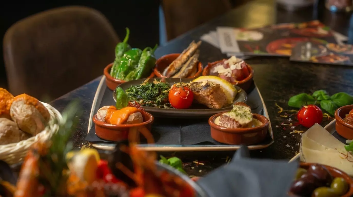 Gemischte Platten nach Wahl im Bodega Madrid für 2-4 Personen