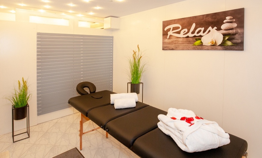 Image 9: 2 Std. Private Spa