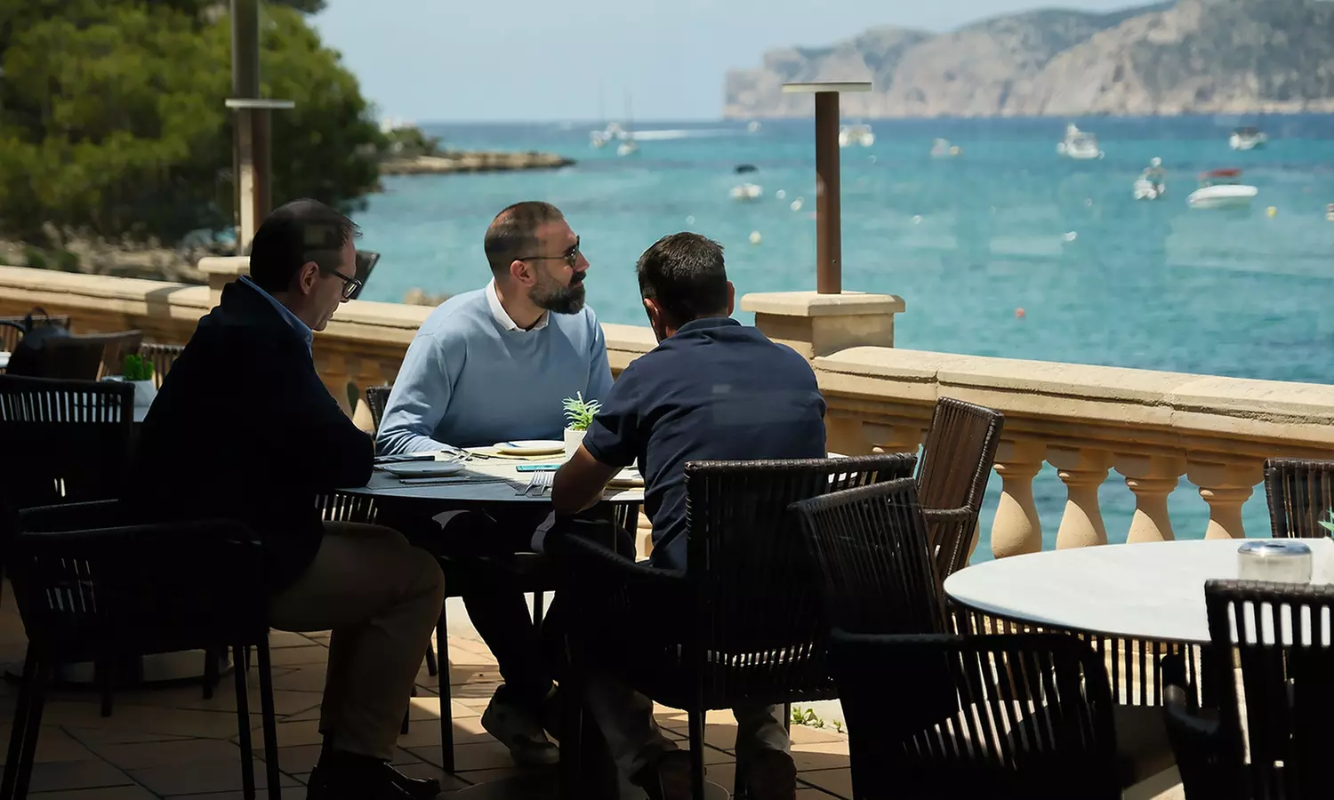 Menú mediterráneo para 2 o 4 con postres y vino con vistas al mar