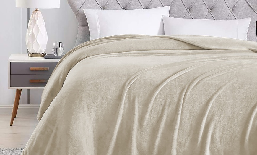 Image 19: Manta de franela cálida y suave, hipoalergénica y transpirable