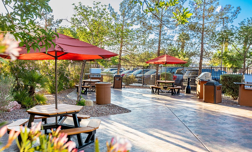 Image 19: Relax, unwind, and enjoy easy access to the Las Vegas Strip