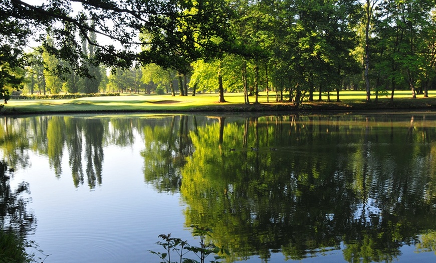 Image 4: Déjeuner et initiation au golf pour 2 pers. au Golf de Limère