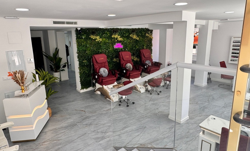 Image 3: Manicura o pedicura con esmaltado normal o semipermanente 