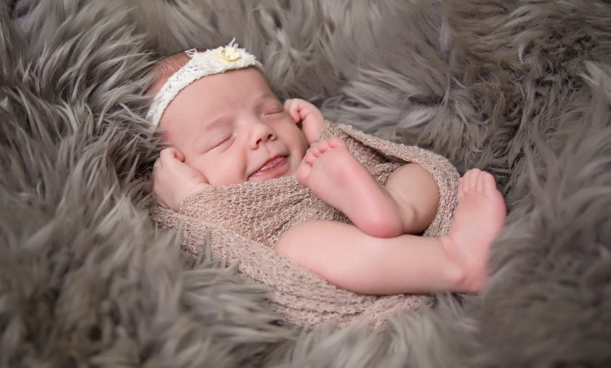 Image 4: Newborn Photoshoot with Prints