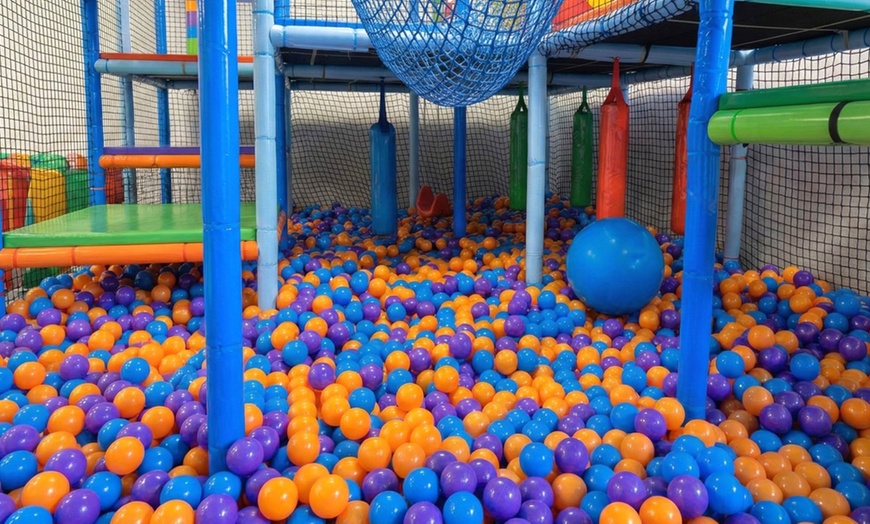 Image 8: Acceso libre al parque de bolas para 2 o 4 niños con vigilancia