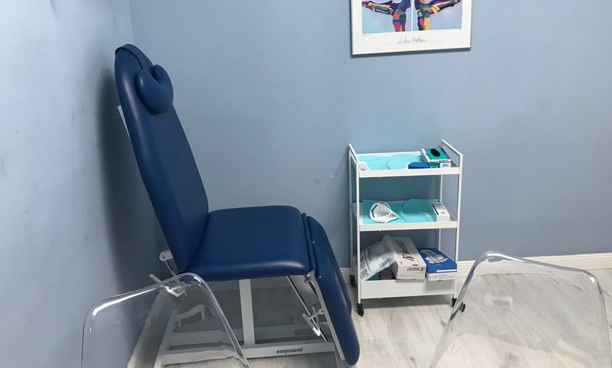Image 2: Quiropodia con opción a reflexología podal o tratamiento de colágeno