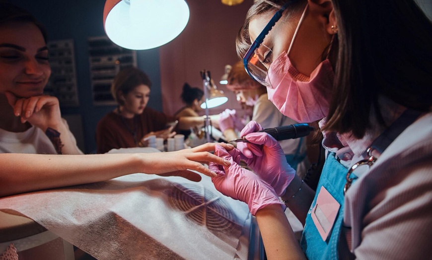 Image 6: Manicura, pedicura o ambas con esmaltado normal o semipermanente