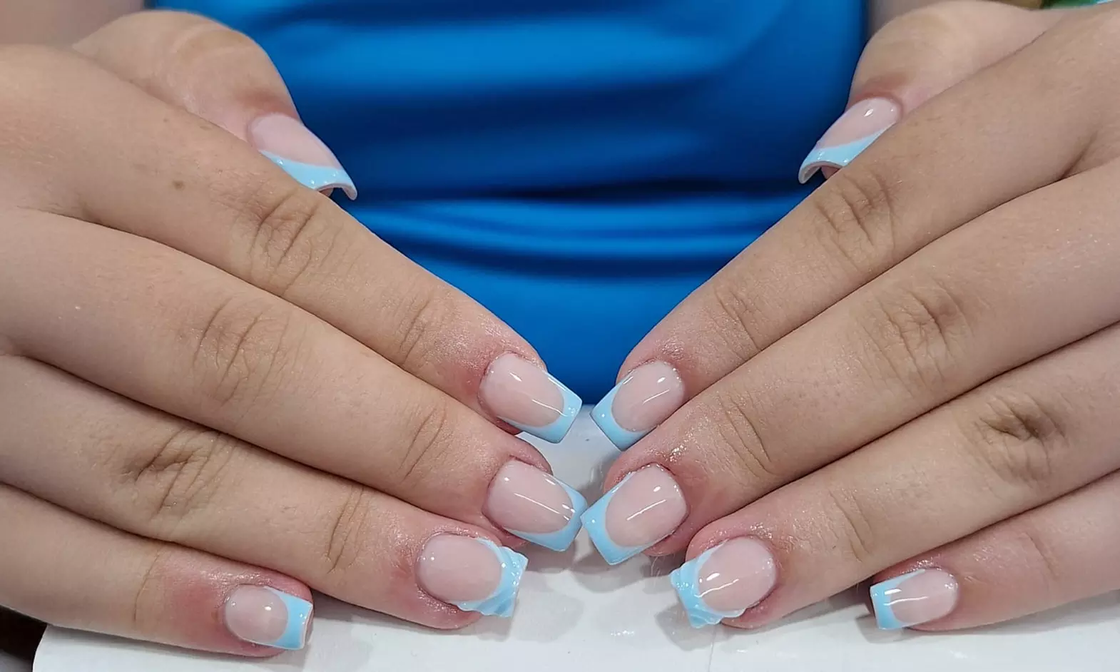 1 o 3 sesiones de manicura y/o pedicura convencional o semipermanente