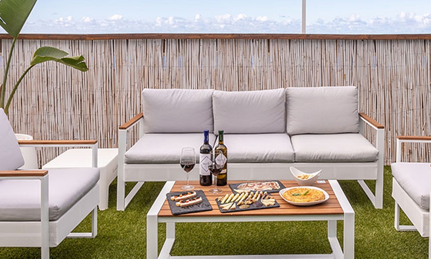 Image 8: Acceso con comida y bebida a rooftop con opción a mojito para 2