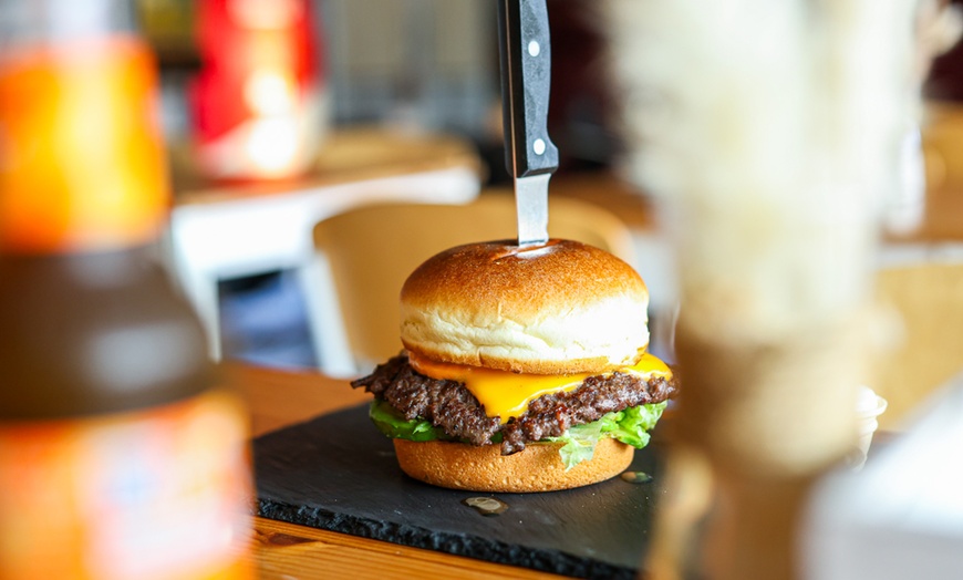 Image 2: Burger Menü mit Beilage und Dessert (mittags) für 1, 2 oder 4 Personen