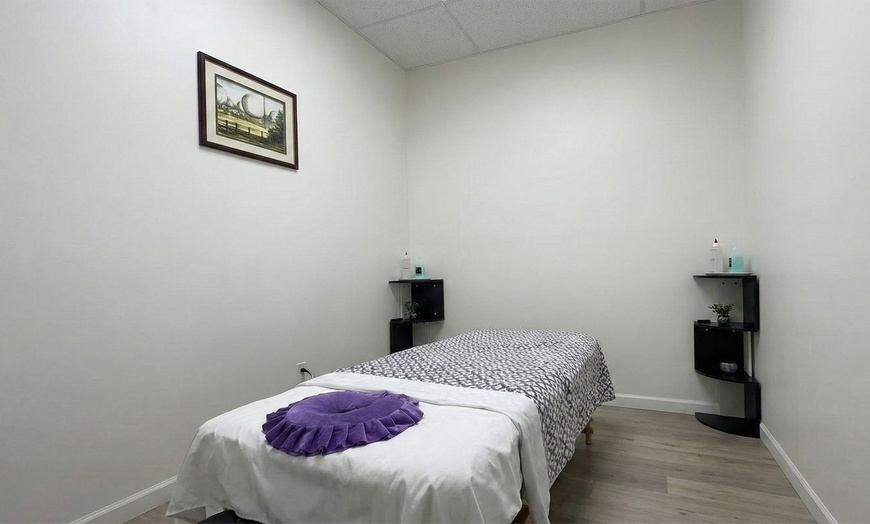 Image 2: 60 or 90-Min Deep Tissue Massage w/ Warm Oil, Hot Towels & Hot Stones
