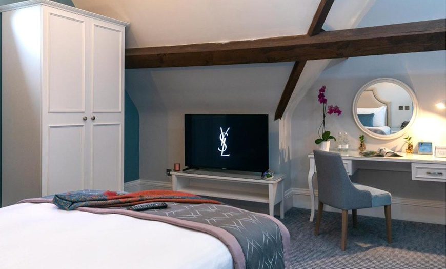 Image 5: 4* Warwickshire: One or Two Night Stay with Breakfast, Bottle of Fizz