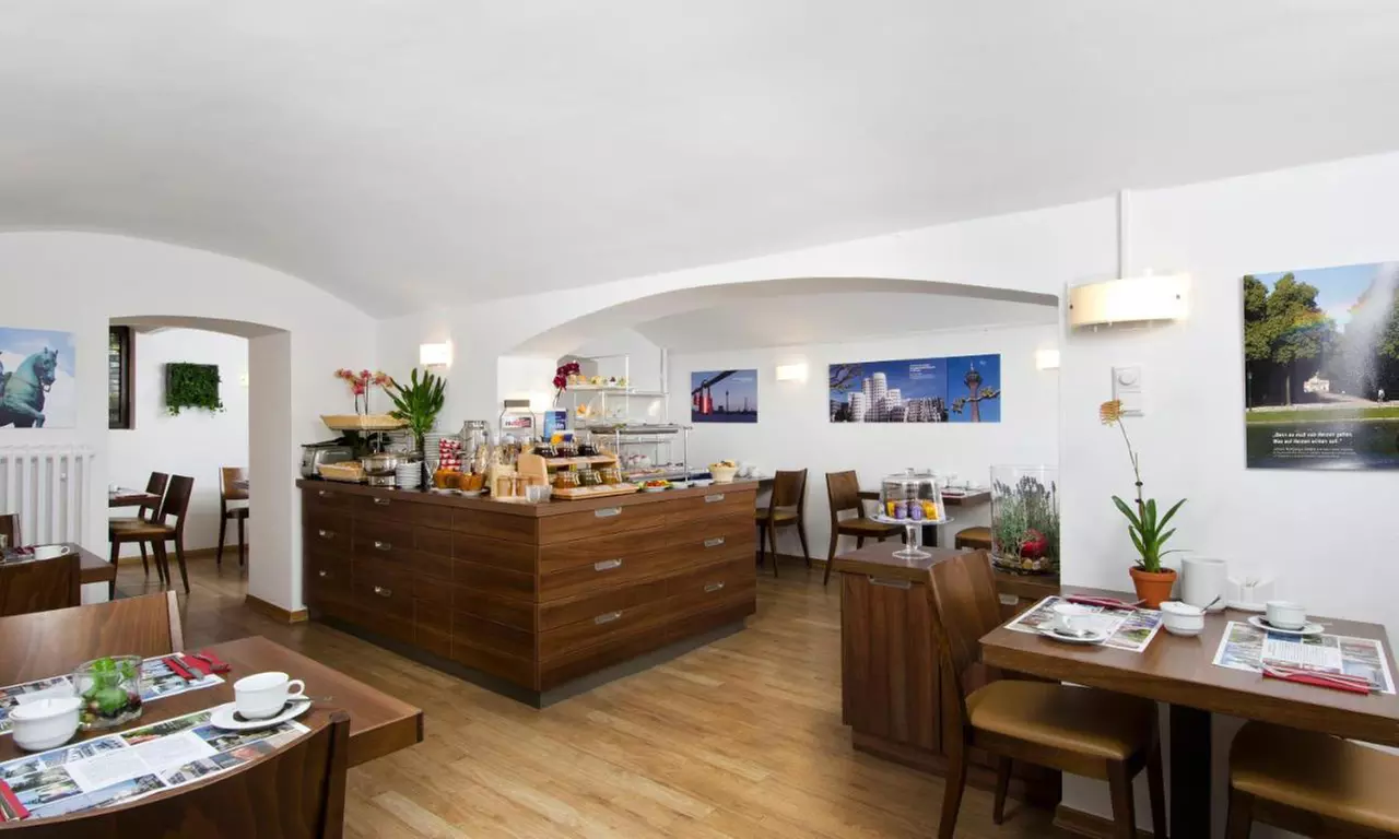 Düsseldorf: 2-3 Nächte mit Frühstück, Welcome Drink & VRR Ticket