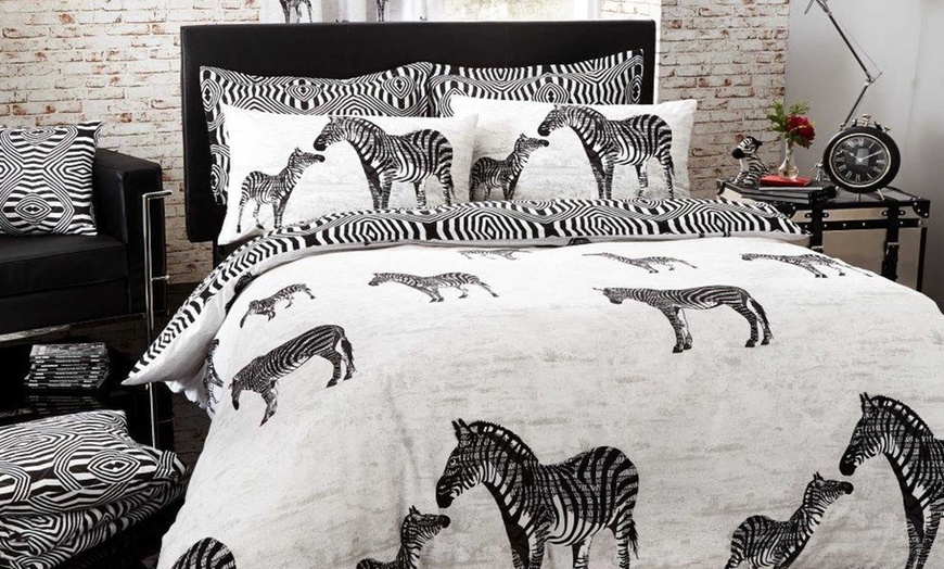 Image 1: Animal-Themed Duvet Cover Set