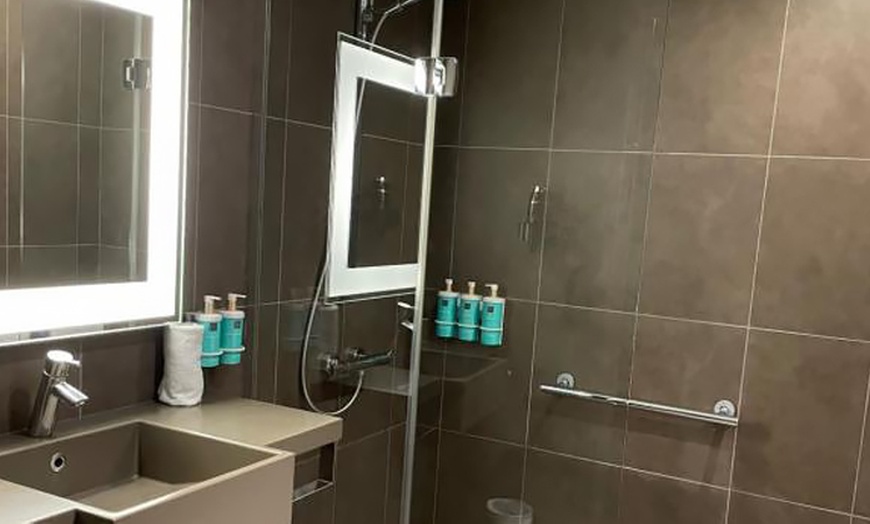 Image 5: Proche Fontainebleau en 4* : chambre double avec pdj et spa