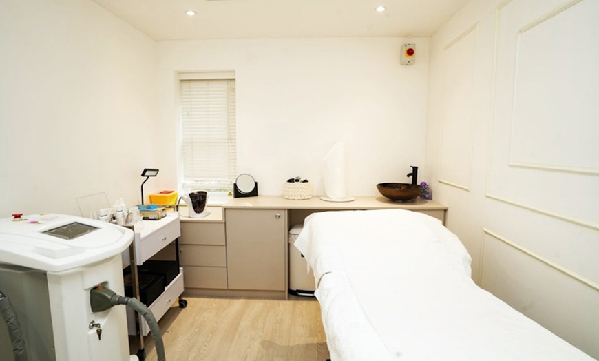 Image 3: One or Three Sessions of Microneedling with/without LED Light Therapy