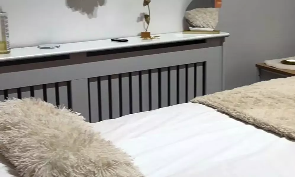 Deep Facial Cleanse + RF or LED Therapy with Face & Lip Hydration