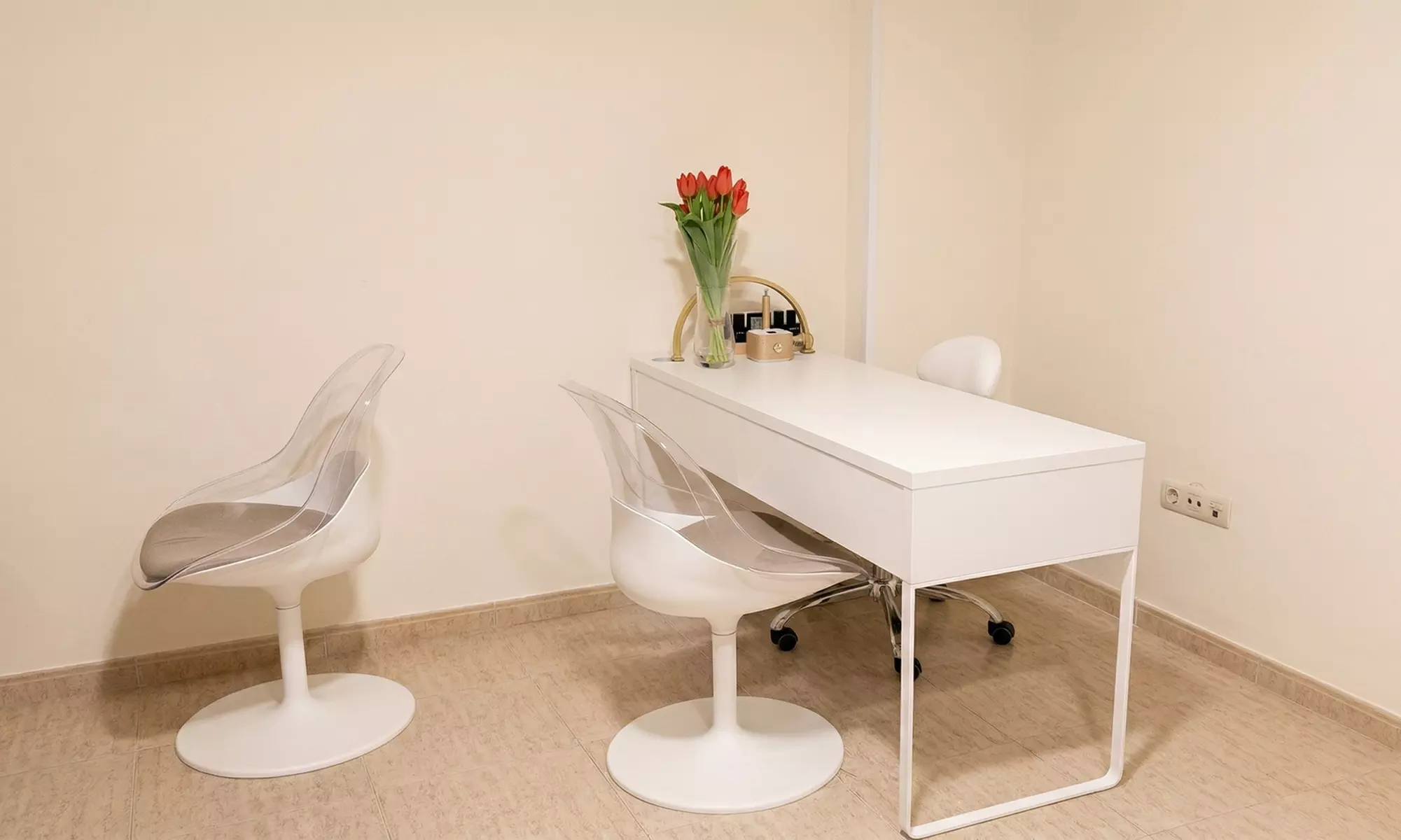 Manicura y/o pedicura con opción a primera puesta de uñas