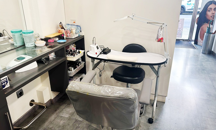 Image 2: Manicura, pedicura o manipedicura con esmaltado 