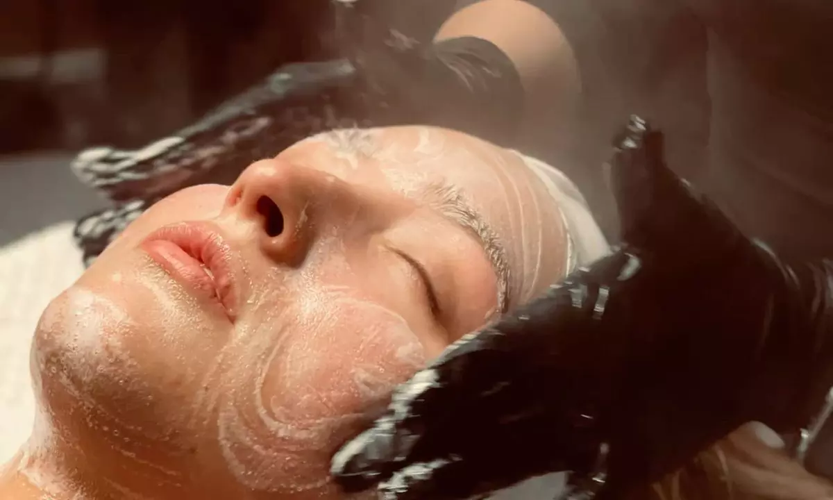 Deep Facial Cleanse + RF or LED Therapy with Face & Lip Hydration