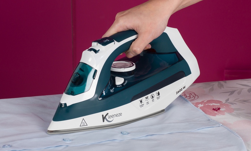 Image 4: Kleeneze Cordless Steam Iron
