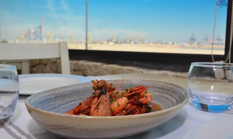Comilona frente al mar: menú mediterráneo La Ferrera para 2 o 4 pax.