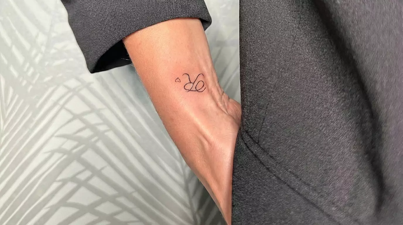 1 Fineline Tattoo klein (bis 5 x 5 cm) oder mittel (bis 4 x 8 cm)