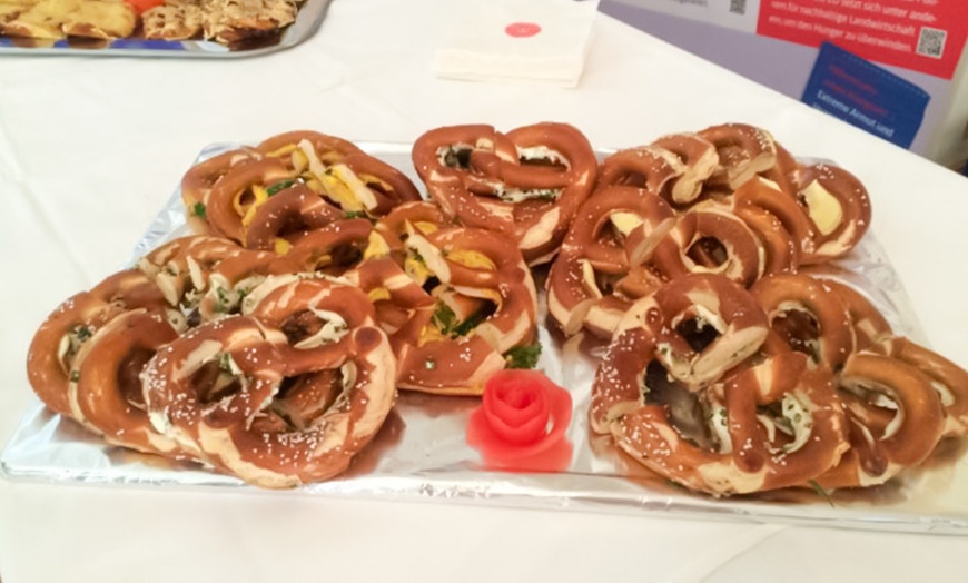 Image 2: 1 oder 2x herzhafte Breze inkl. Getränk oder Maxibreze nach Wahl