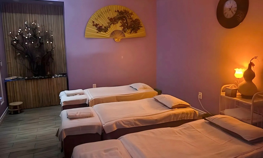 Image 2: Relax with 60, or 90-Minute Full Body Massage for One or Couples 