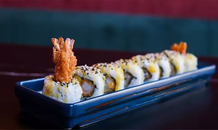 Menú japonés para 2 o 4 con entrantes, sushi variado y bebida