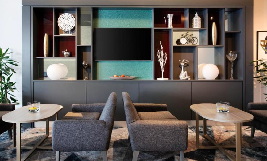 Image 3: Watford: Double Room with Welcome Drink