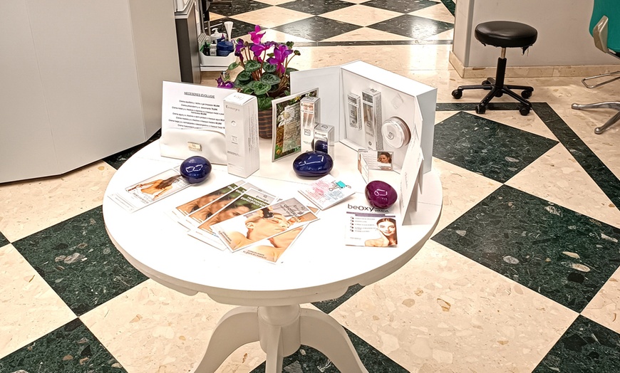 Image 3: Sesión de peluquería con corte, secado natural y opción a color