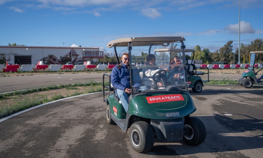 Image 7: Curso de conducción para 1 niño con simulador, gafas y buggies