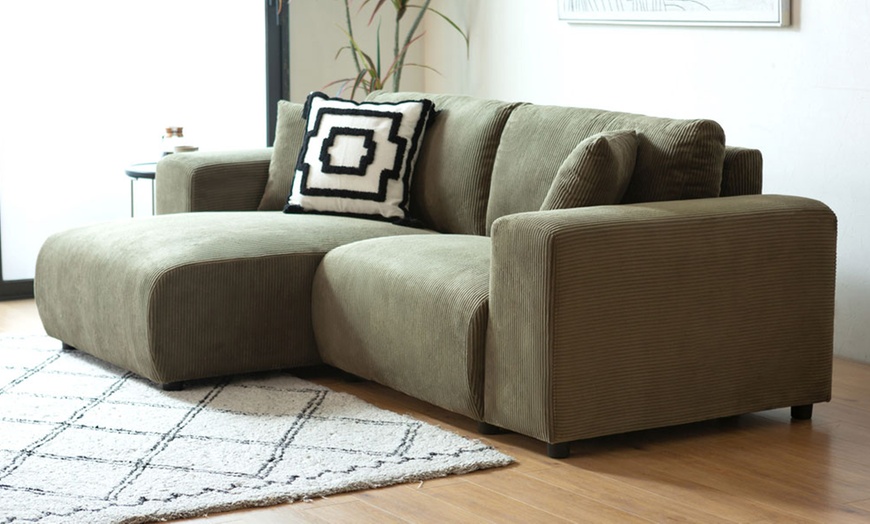Image 5: Canapé d'angle réversible 3 places "Jambi" de Kocoon en velours côtelé