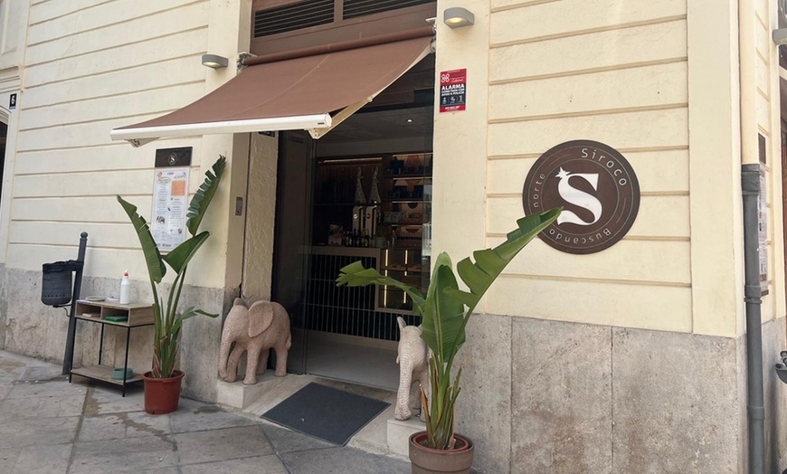 Image 8: Cata de vinos y quesos en el centro histórico de Valencia
