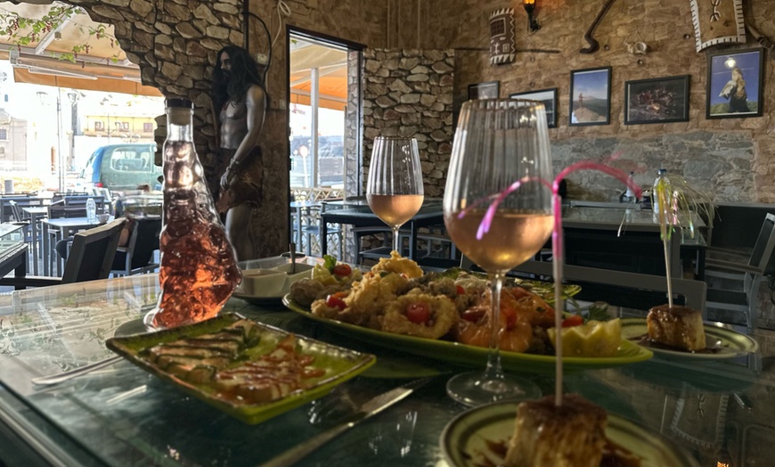 Image 10: Menú de parrillada de pescado con entrante, postre y botella de vino