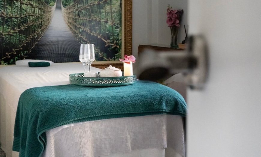 Image 7: Ritual relajante en pareja con aceites esenciales y copa de cava