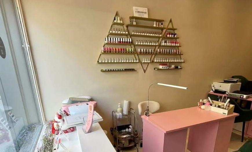 Image 3: Soins complets pour ongles : douceur et élégance au bout des doigts