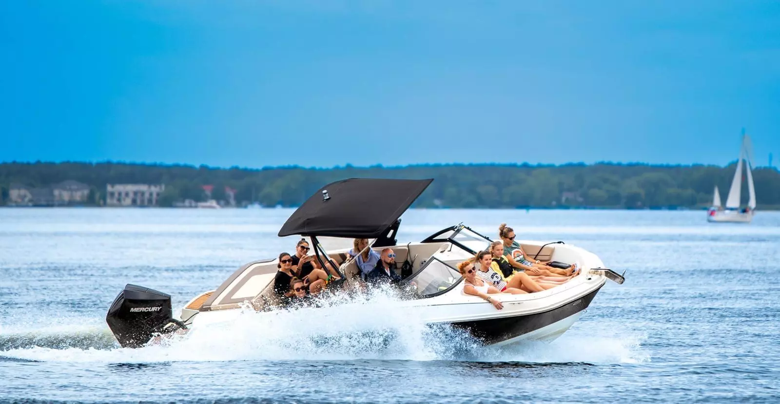 Wynajem łodzi i skuterów wodnych lub rejsy ze sternikiem po jeziorze Zegrze i więcej z Zegrze 360 (do -25%) - Primary Image