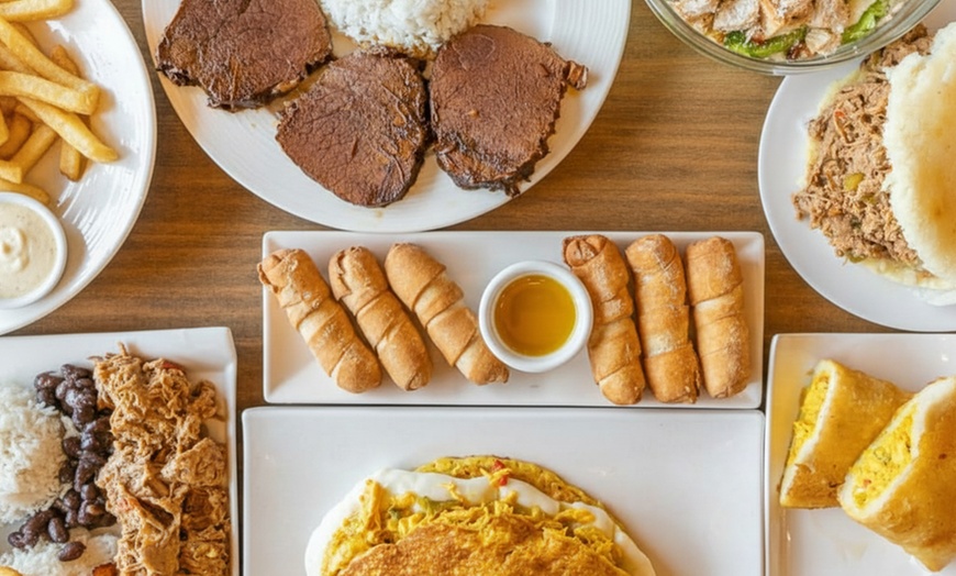 Image 17: Menú venezolano de arepas o parrillada a elegir para 2 o 4 personas