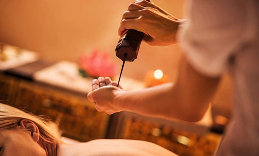 Image 9: Masaje en pareja de hasta 1 h en cabina privada con cava y chocolate