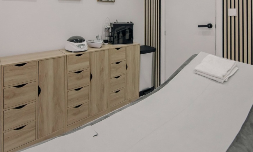 Image 2: Up to 62% Off on PRP Hair loss or Face Treatment at Aesthetics London Academy