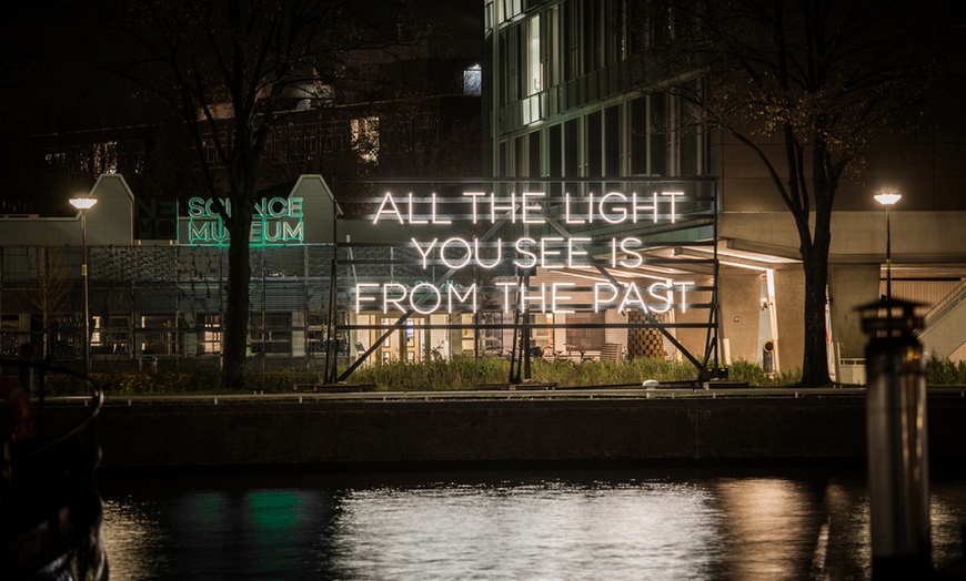 Image 3: Amsterdam Light Festival vanaf het water in een elektrische salonboot